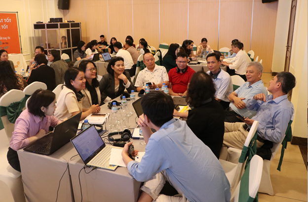 participants-divided-into-groups-to-discuss-local- food-poisoning-cases-01